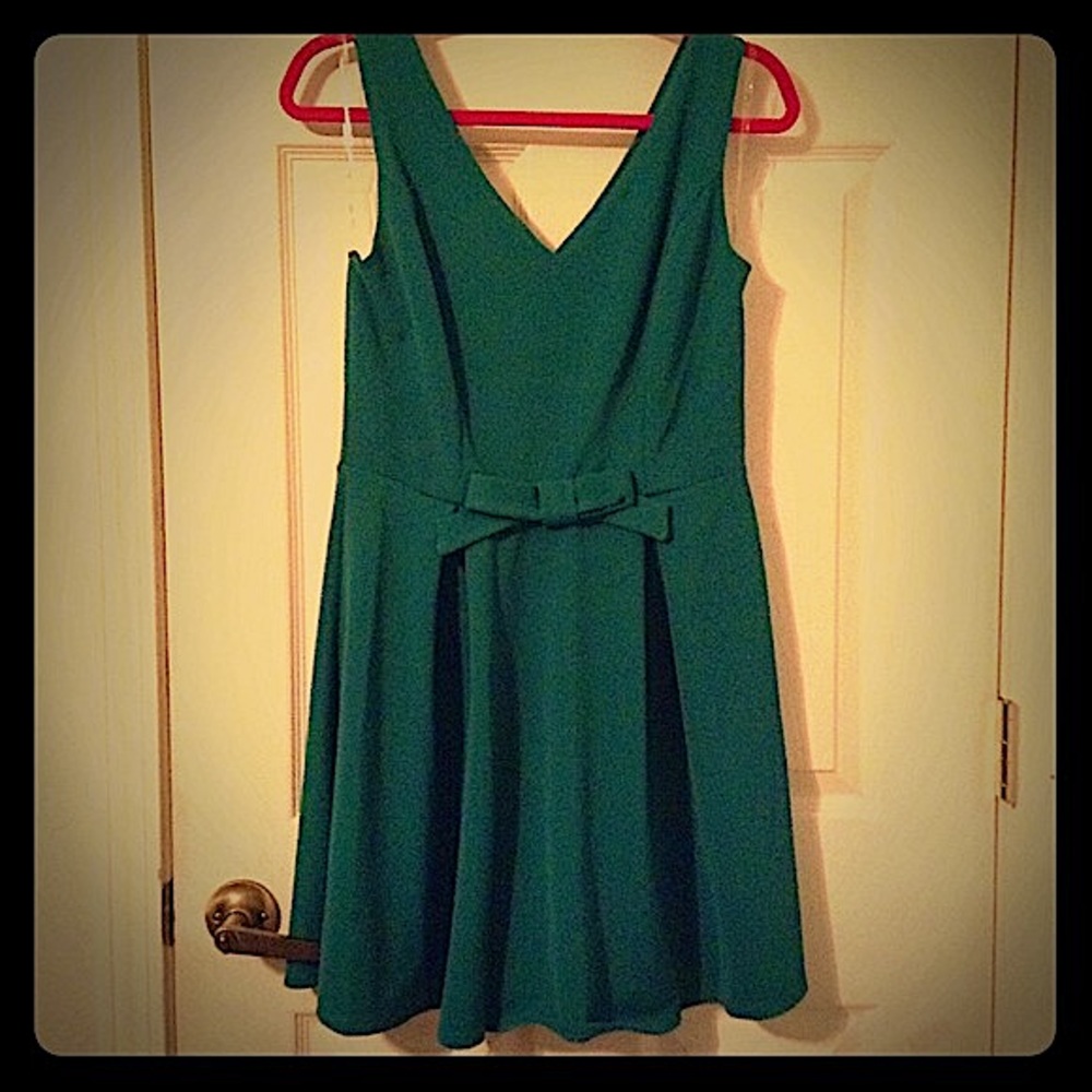 🎉Past Host Pick! 🎉Emerald Green Bow Waist Skater Dress